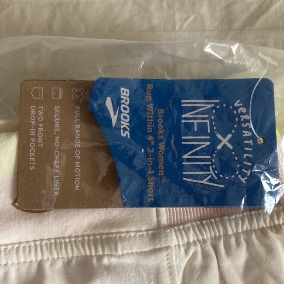 Brooks Women Short 4” 2 in 1 - Picture 5 of 5